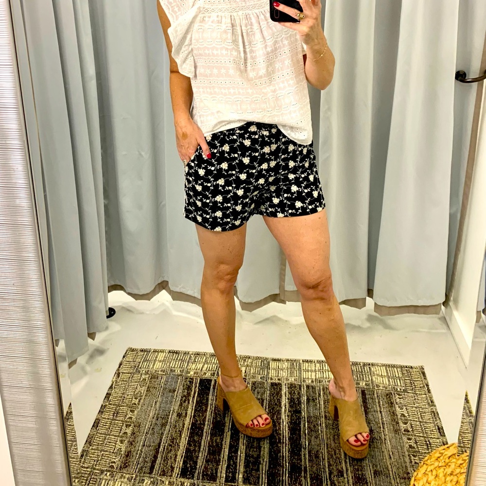 Gorgeous floral-embroidered shorts!
